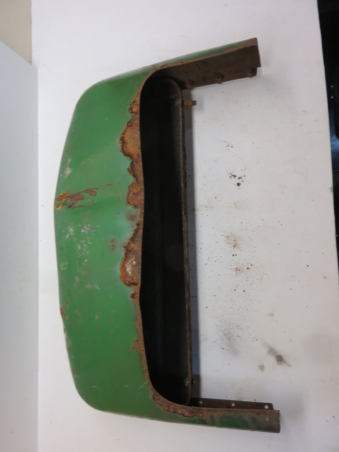 AR717R John Deere Grille Bottom Chin For R