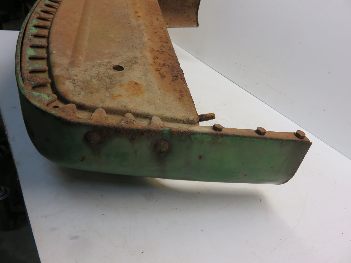 AR717R John Deere Grille Bottom Chin For R