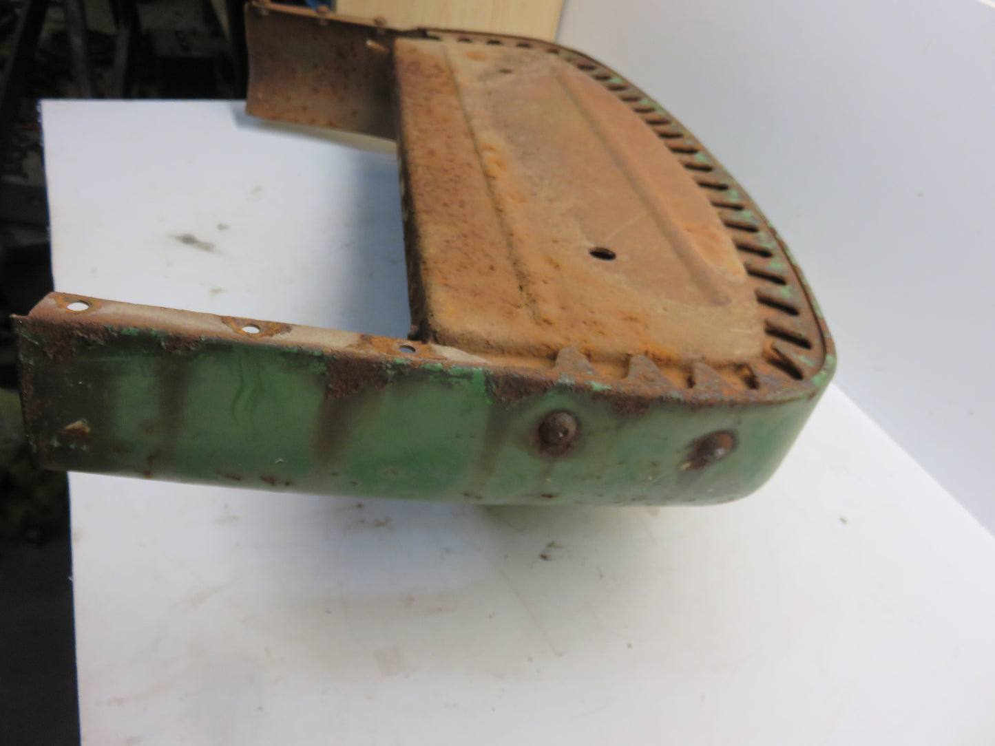 AR717R John Deere Grille Bottom Chin For R