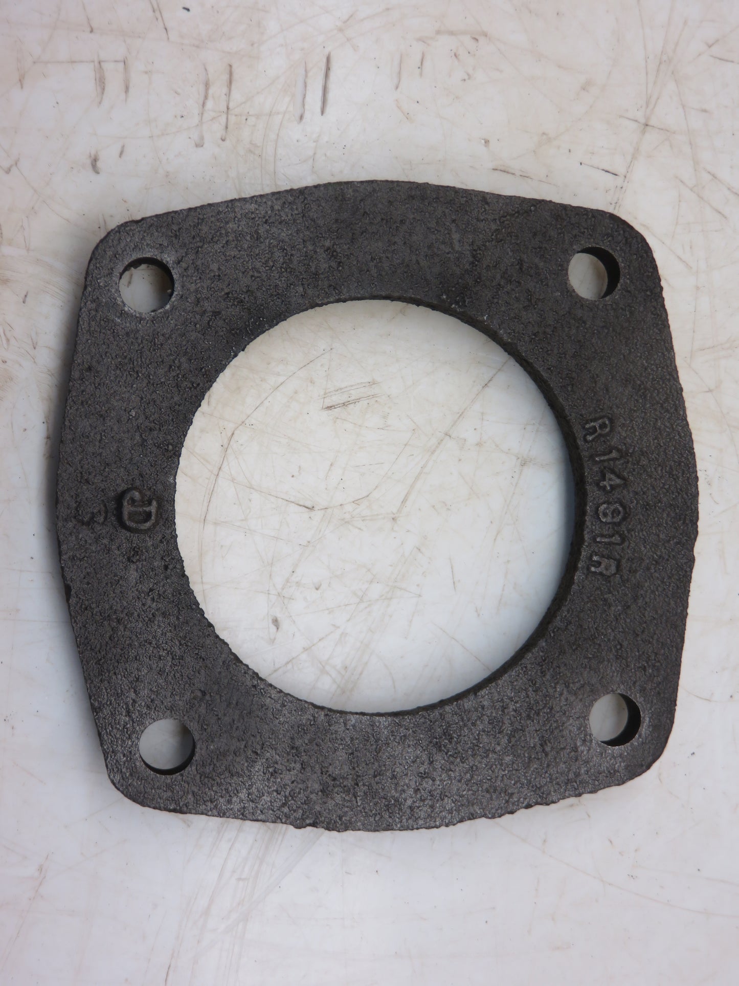 R1491R John Deere Left Hand Countershaft Bearing Retainer For 80, 820, 830