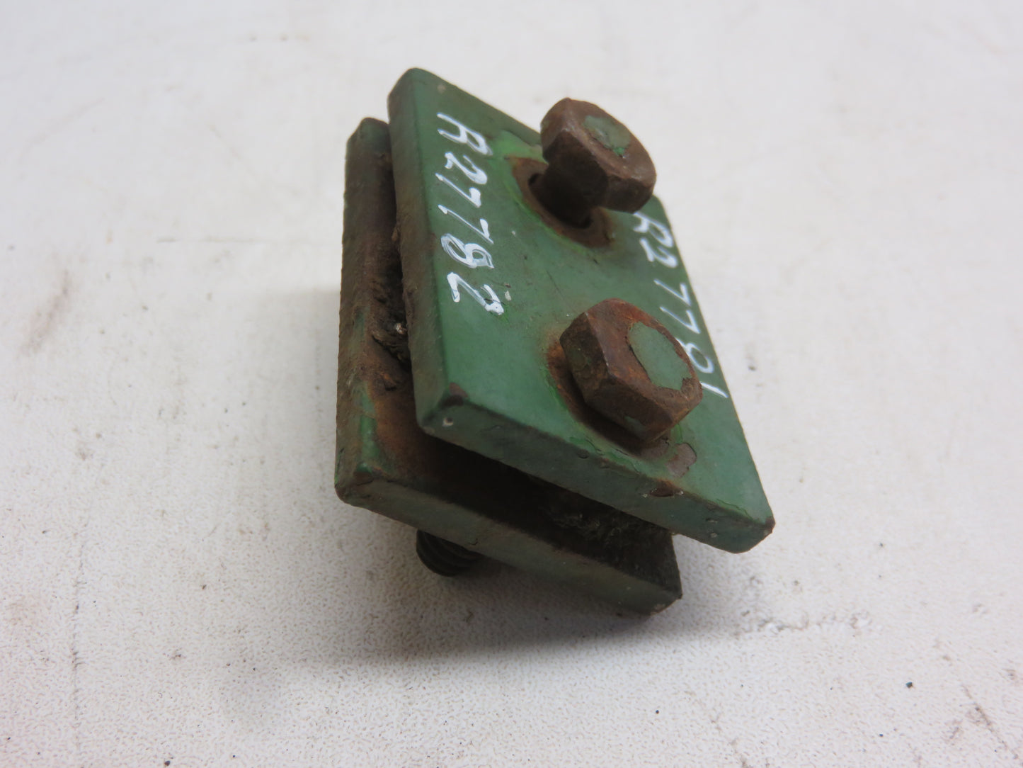 R27781, R27782 John Deere Injection Line Holder For 3010, 3020, 4000, 4010, 4020