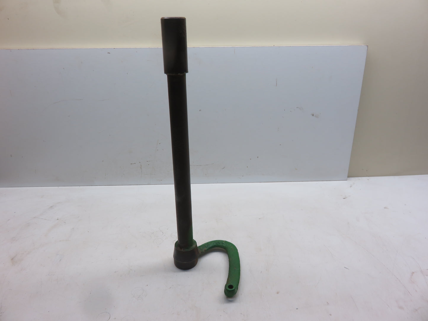 AA3974R, B2537R John Deere Shutter Control Arm And Shaft For A