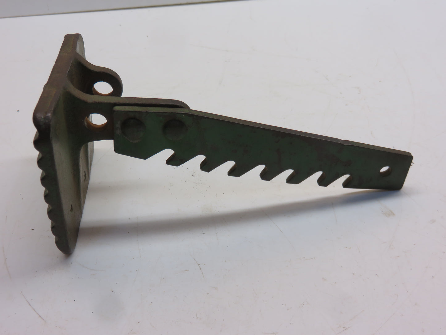 AR1117R, R1317R John Deere Left Hand Brake Pedal With Latch For 80, 820, 830