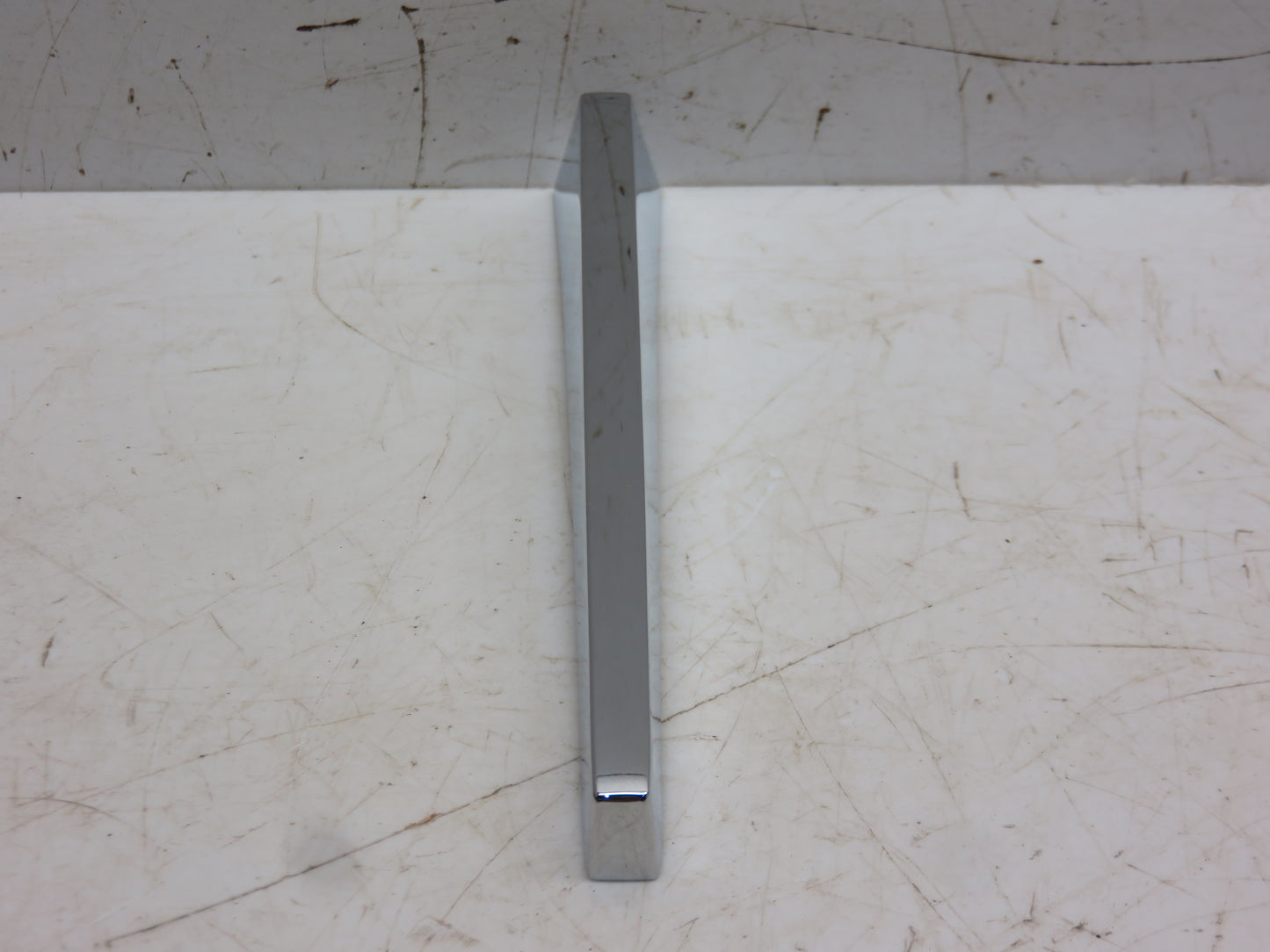 AR28047, R31285 John Deere Hood Ornament For 1010, 2010, 3010, 4010, 5010