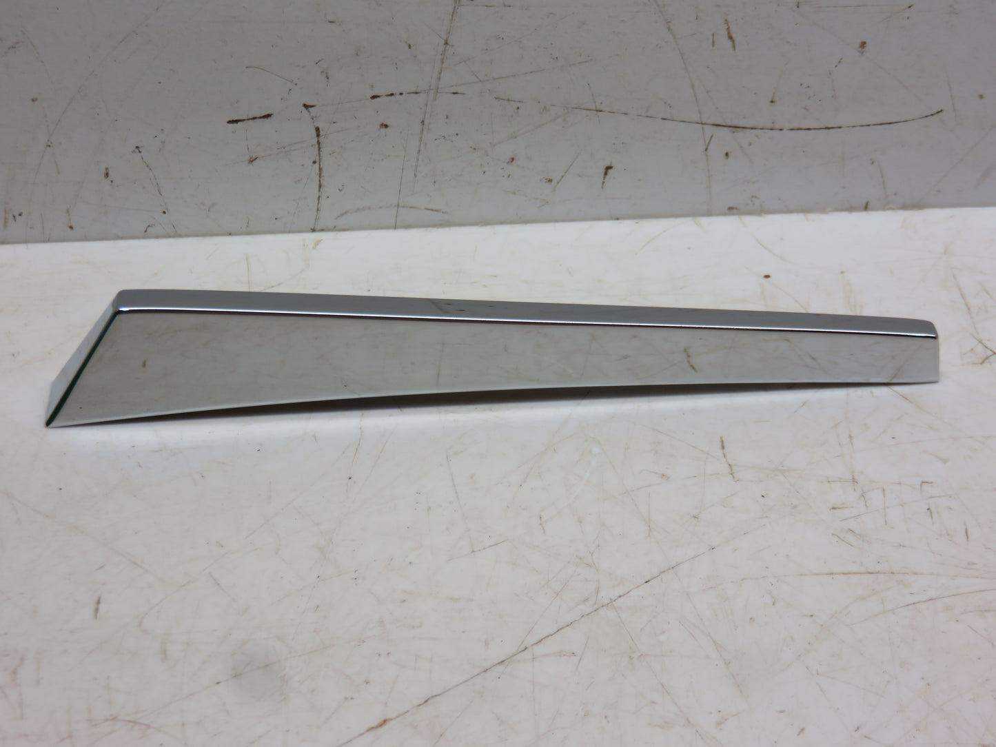 AR28047, R31285 John Deere Hood Ornament For 1010, 2010, 3010, 4010, 5010
