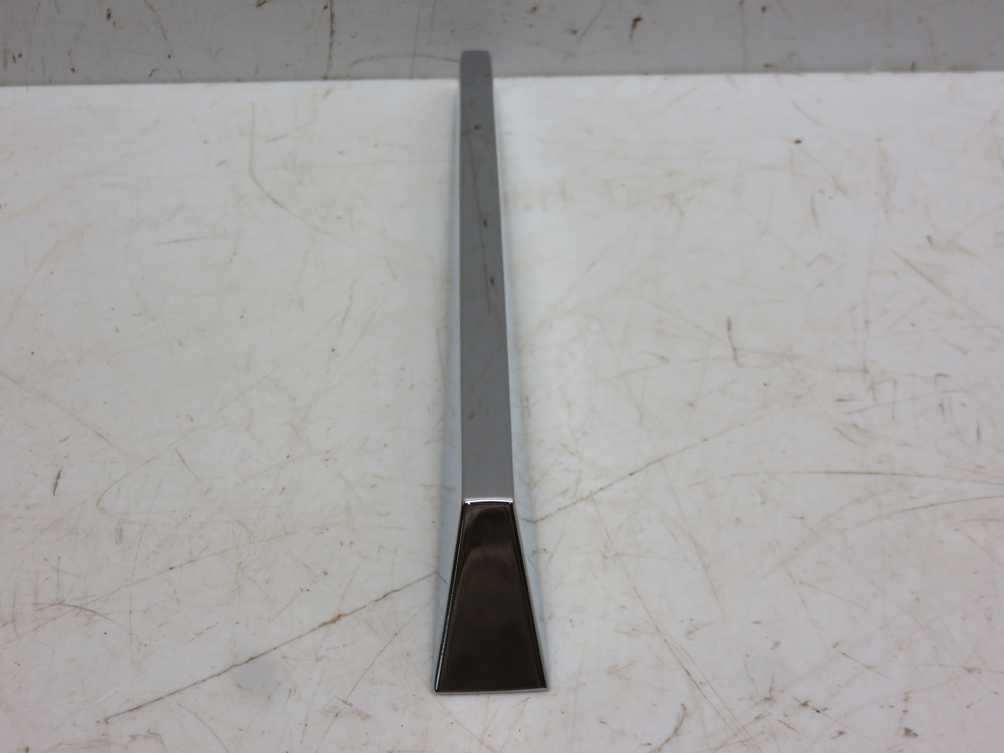 AR28047, R31285 John Deere Hood Ornament For 1010, 2010, 3010, 4010, 5010