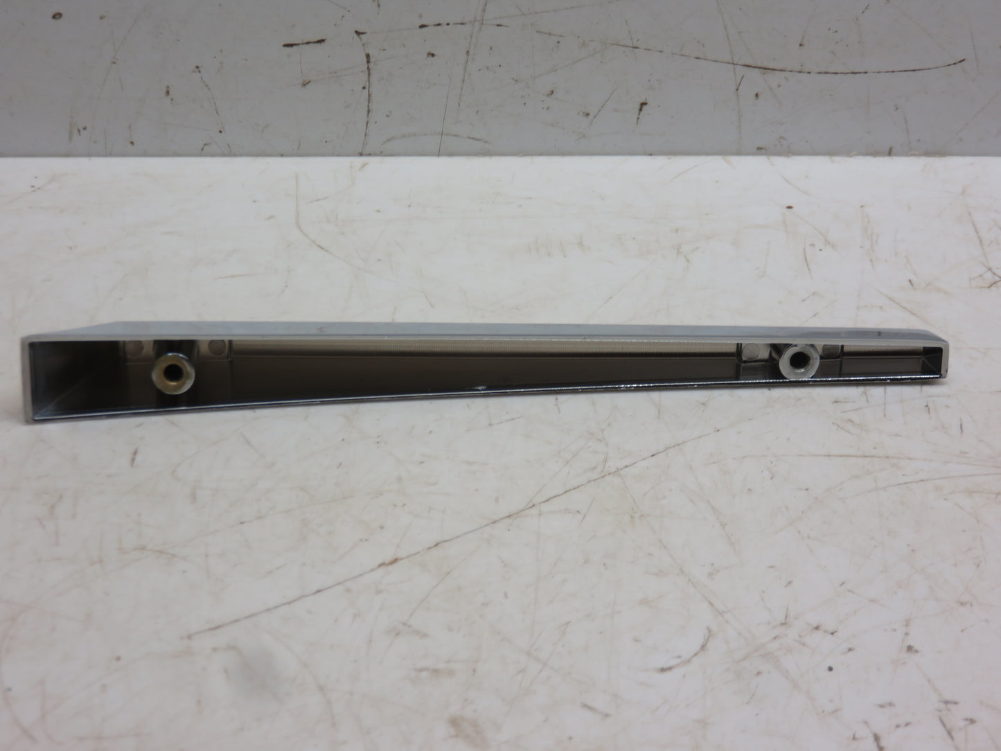 AR28047, R31285 John Deere Hood Ornament For 1010, 2010, 3010, 4010, 5010