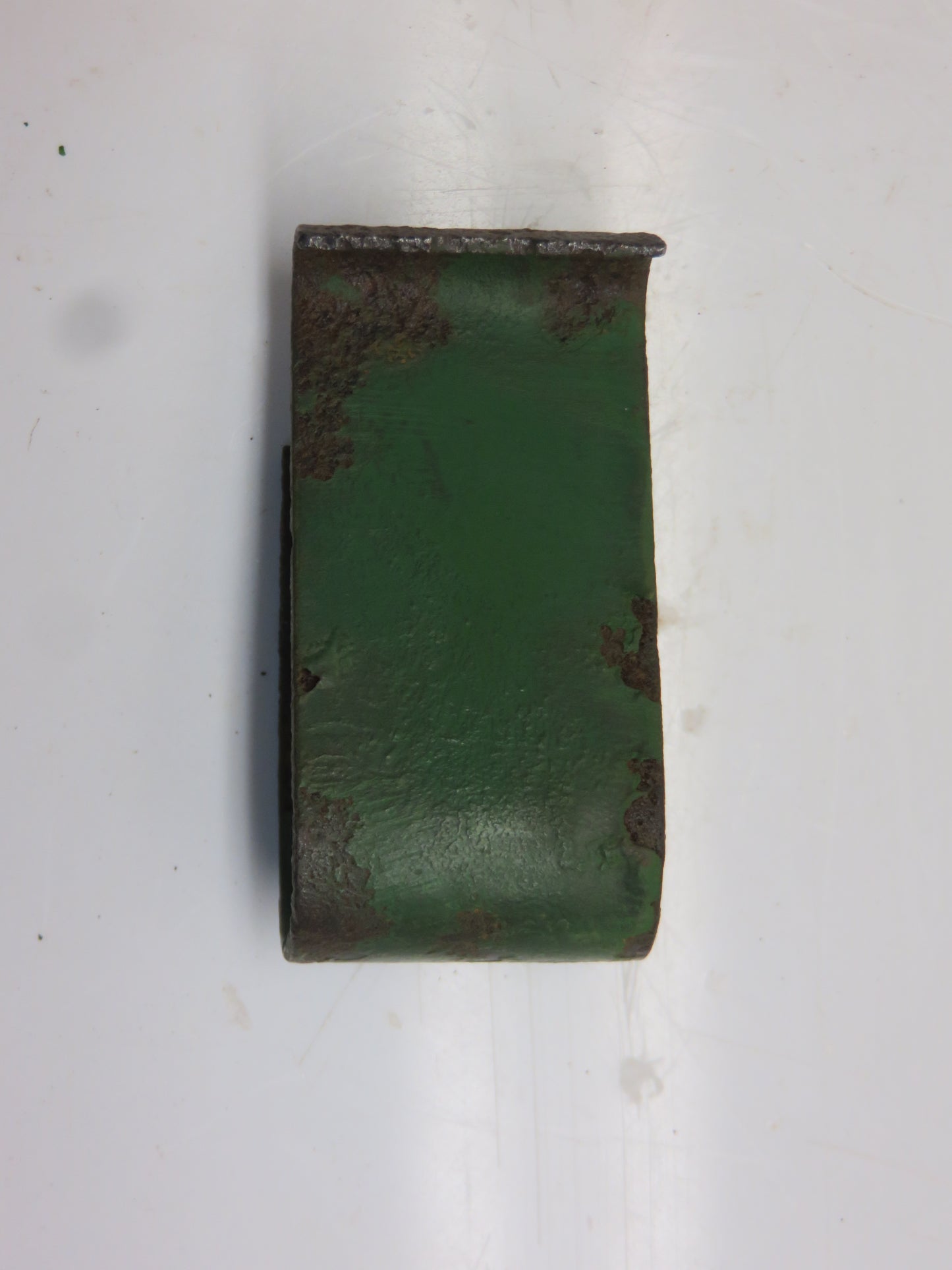 R26694 John Deere Front Side Panel Clip For 2510, 2520, 3010, 3020, 4000, 4010, 4020, 4320