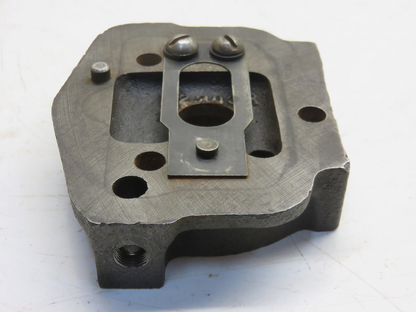 B2303R John Deere Oil Filter Head For B, 50, 520, 530