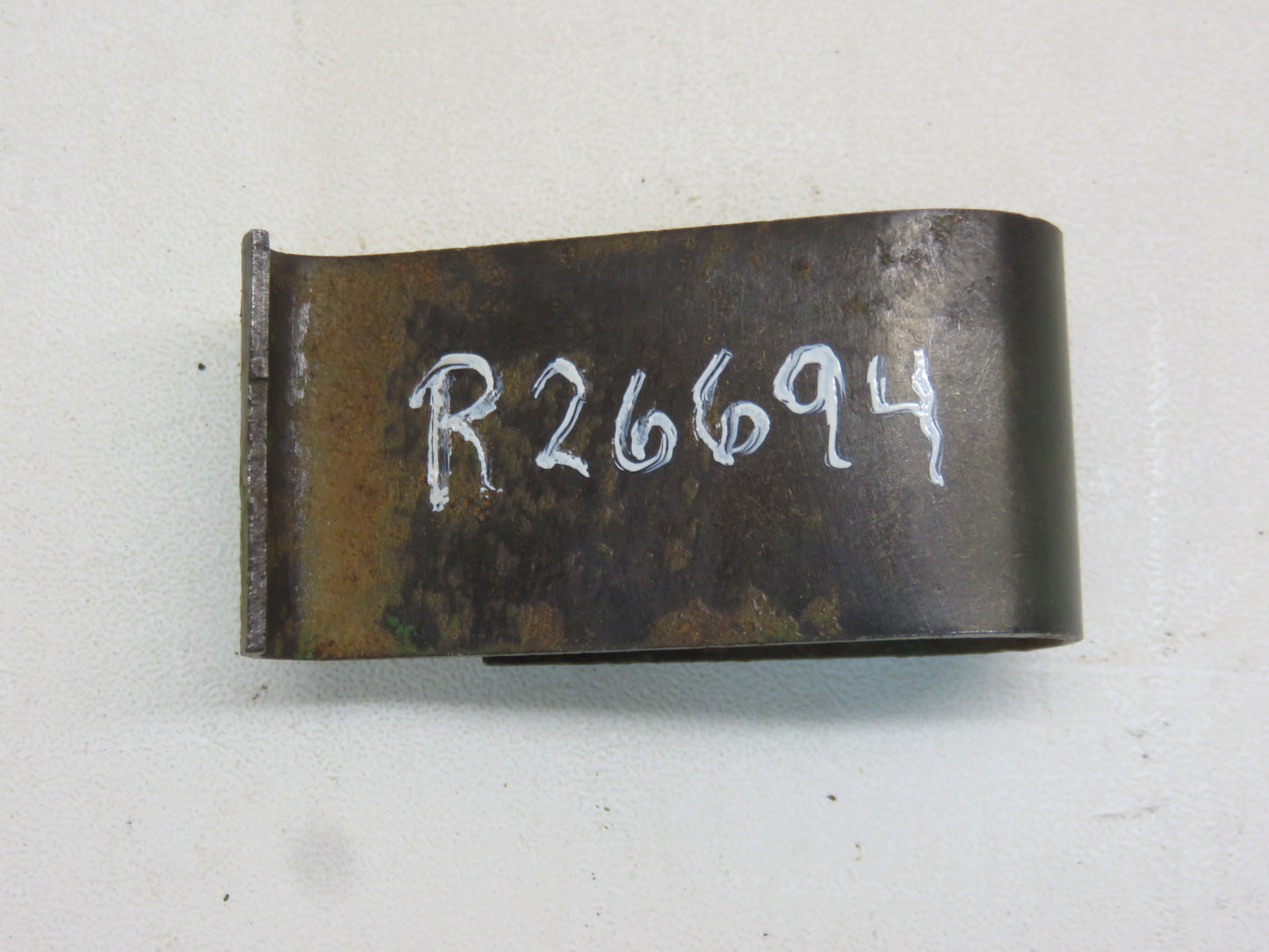 R26694 John Deere Front Side Panel Clip For 2510, 2520, 3010, 3020, 4000, 4010, 4020, 4320