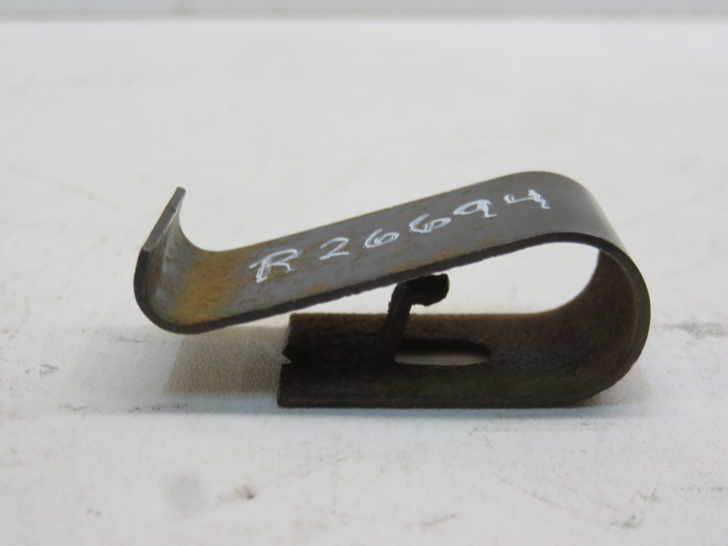R26694 John Deere Front Side Panel Clip For 2510, 2520, 3010, 3020, 4000, 4010, 4020, 4320