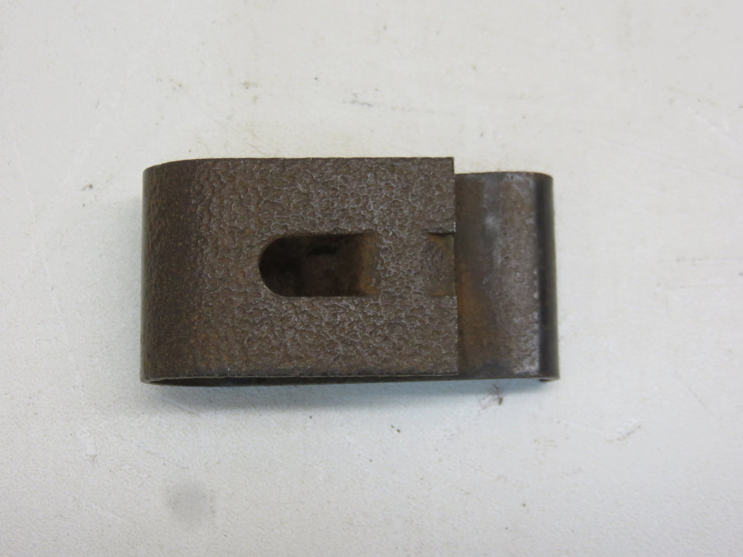 R26694 John Deere Front Side Panel Clip For 2510, 2520, 3010, 3020, 4000, 4010, 4020, 4320