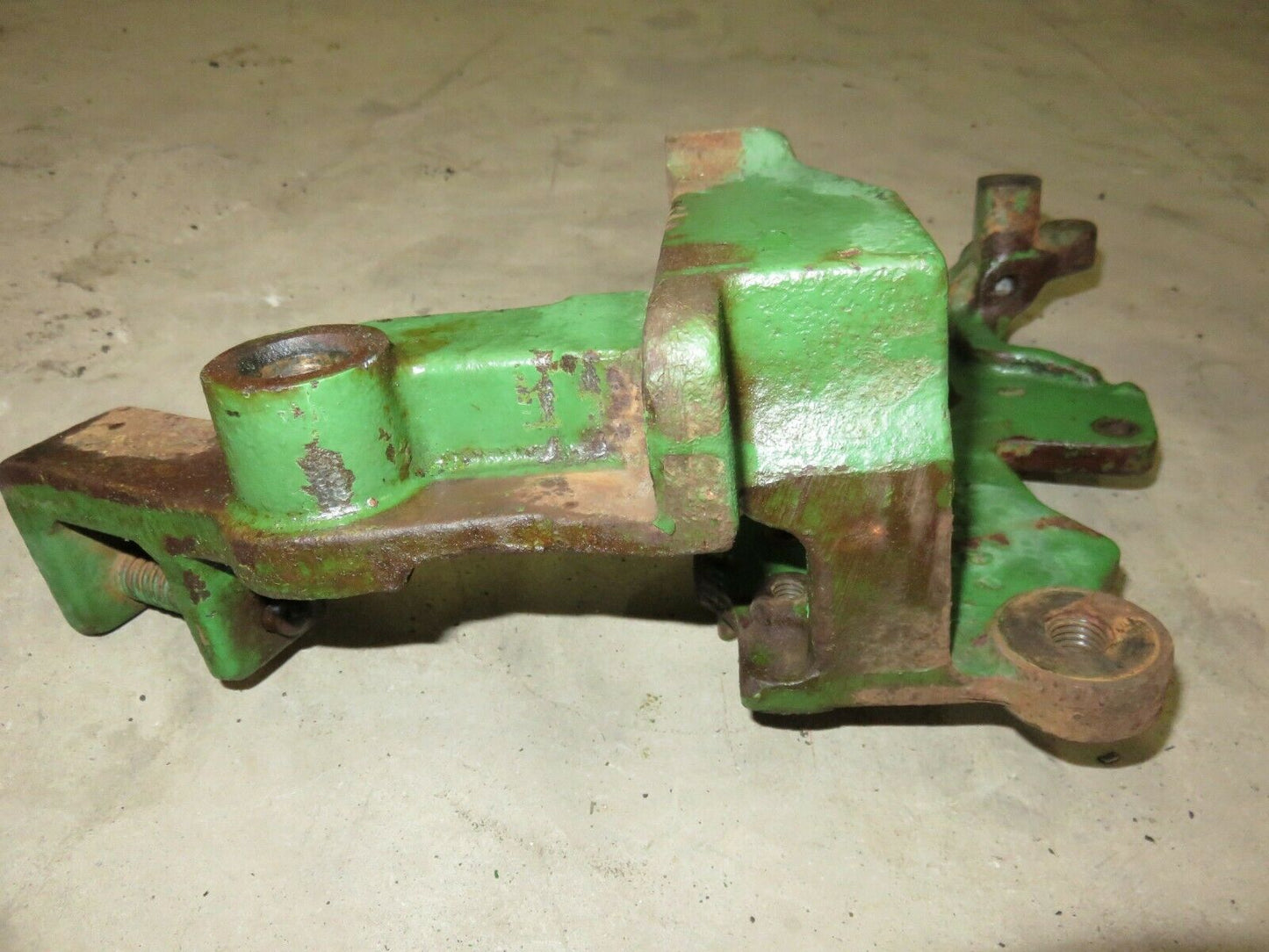 AR33384, R34335 John Deere Steering Support Bracket For 3020
