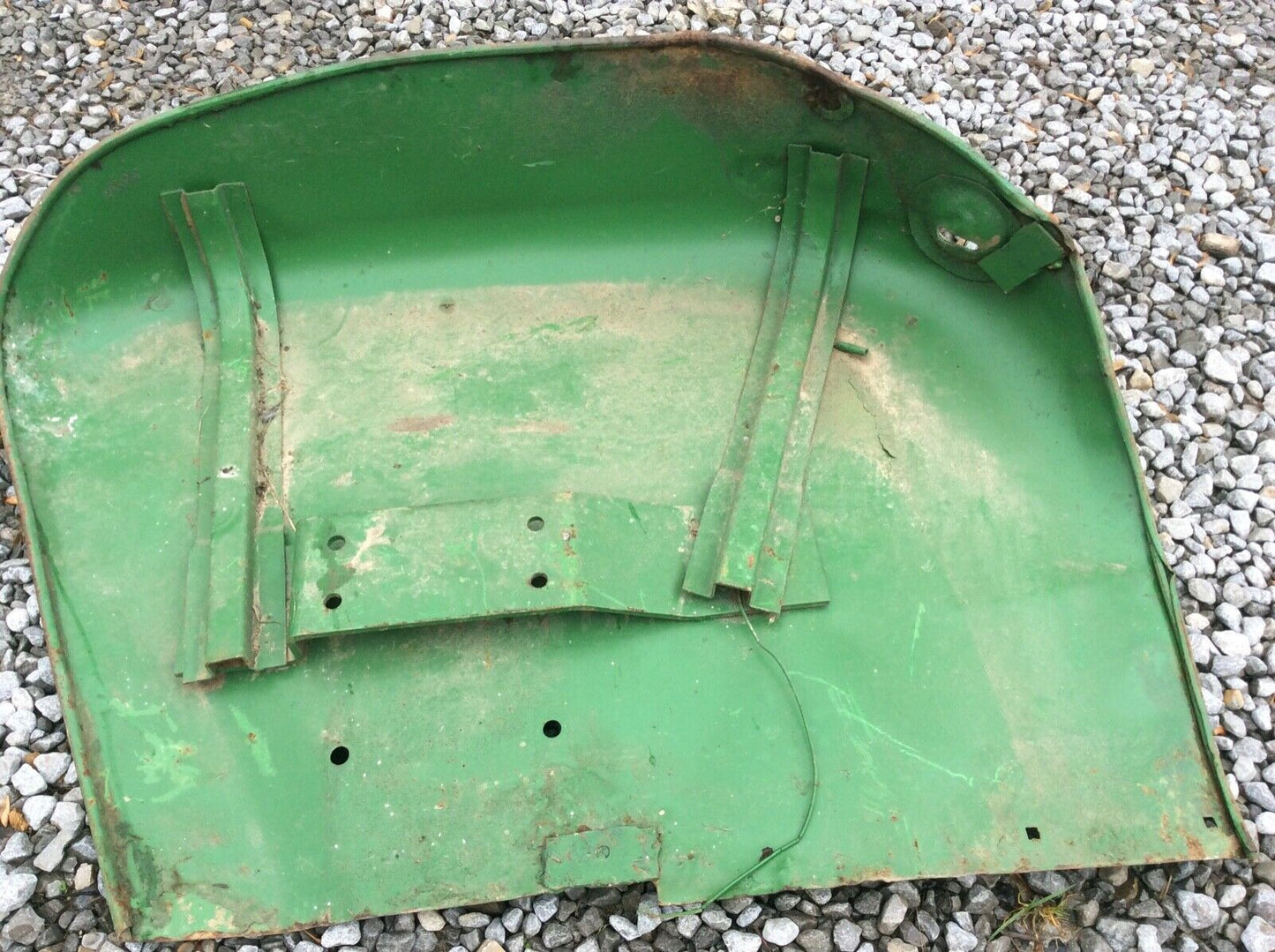 AT17536 John Deere Right Hand Fender For Row Crop Utility 2010