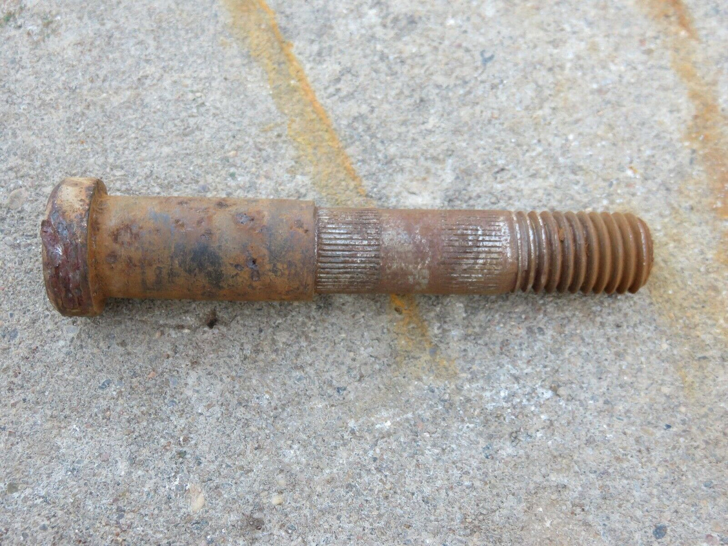 D2031R John Deere Clutch Pivot Bolt For 60, 70, 80, 520, 530, 620, 630, 720, 730