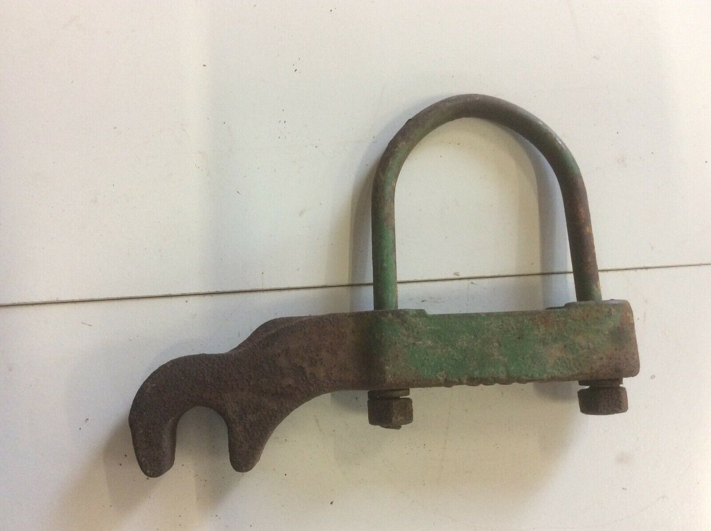 A3637R John Deere Cylinder Hanger With U-Bolt For A, B, G