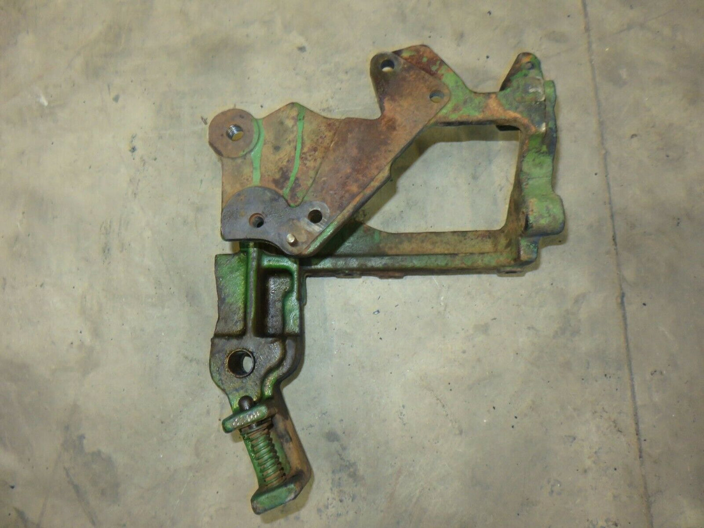 AR33384, R34335 John Deere Steering Support Bracket For 3020