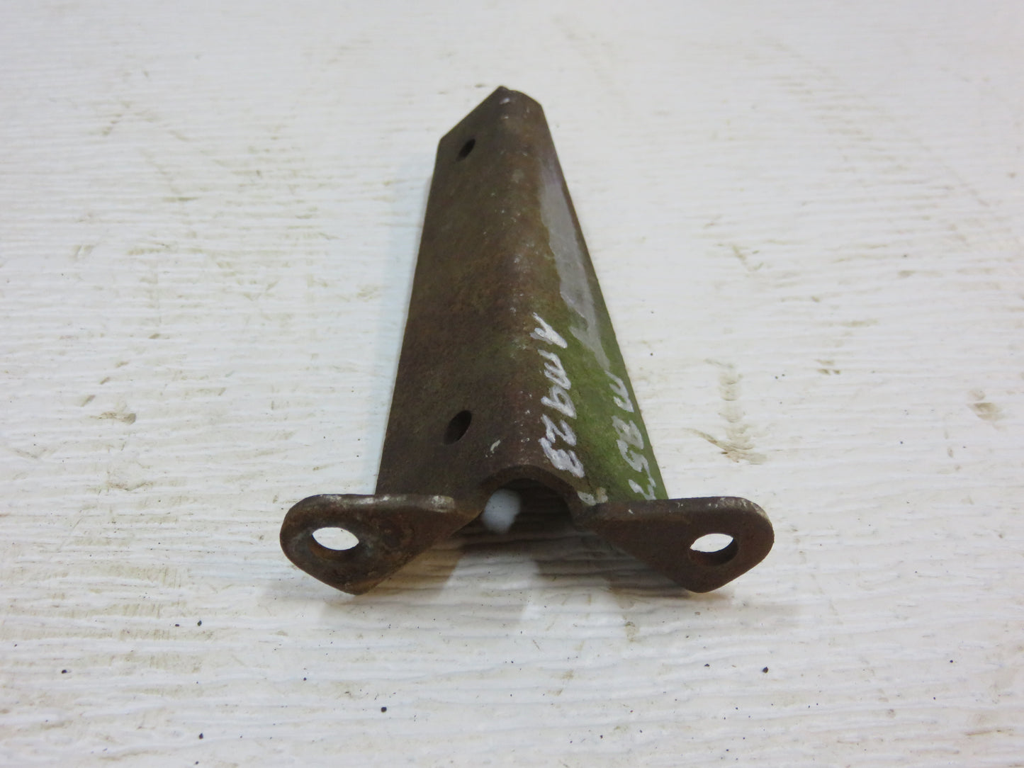M857T, AM923T John Deere Left Lower Radiator Support Bracket For MT, 40, 420, 430