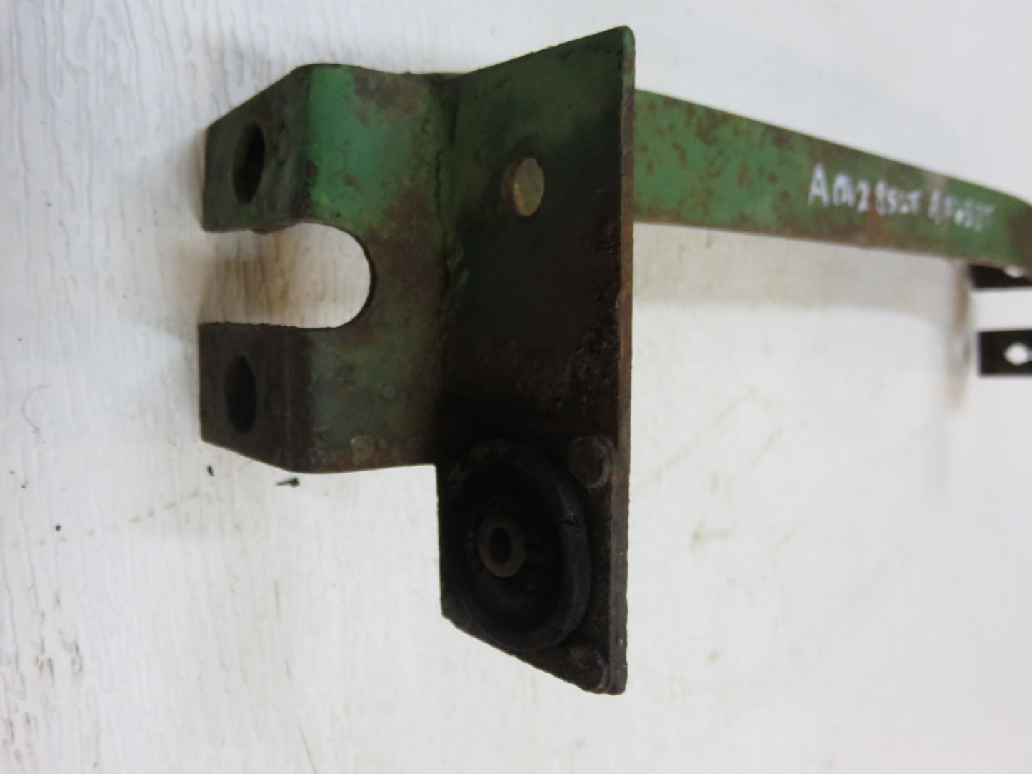 AM2852T, AM637T John Deere Upper Radiator Support Bracket For M, 40, 320, 420