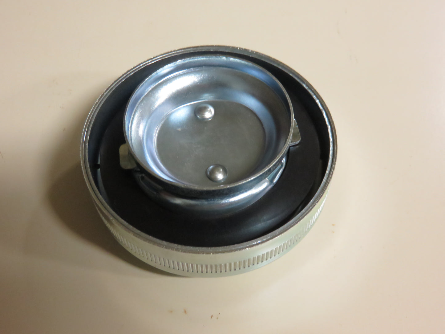 AD709R John Deere Side Vented Fuel Tank Cap For A, B, D, G, H, R, 50, 60, 70, 80, 820, 830