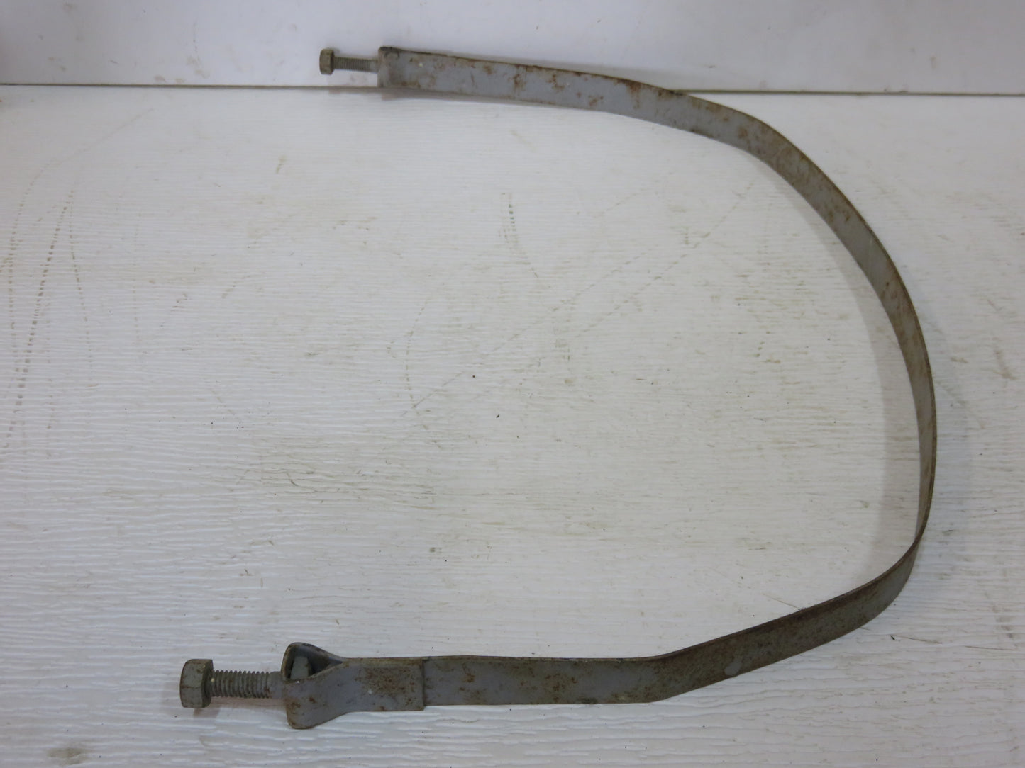 AR368R John Deere Fuel Tank Strap For R