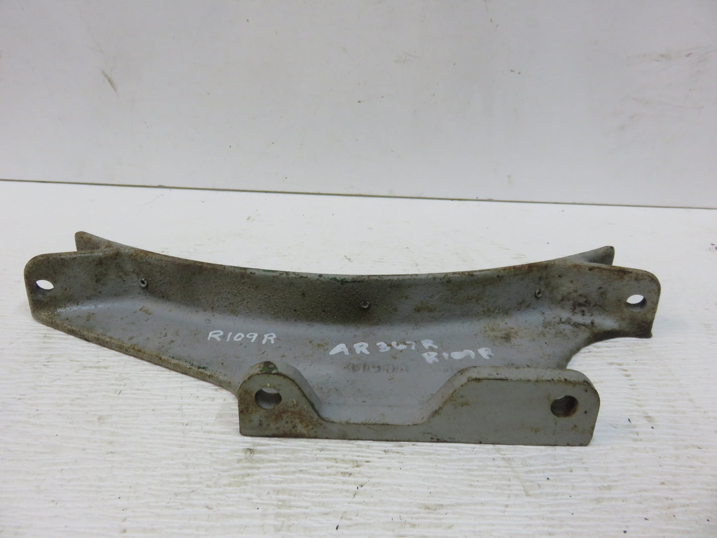 AR367R, R109R John Deere Fuel Tank Support For R