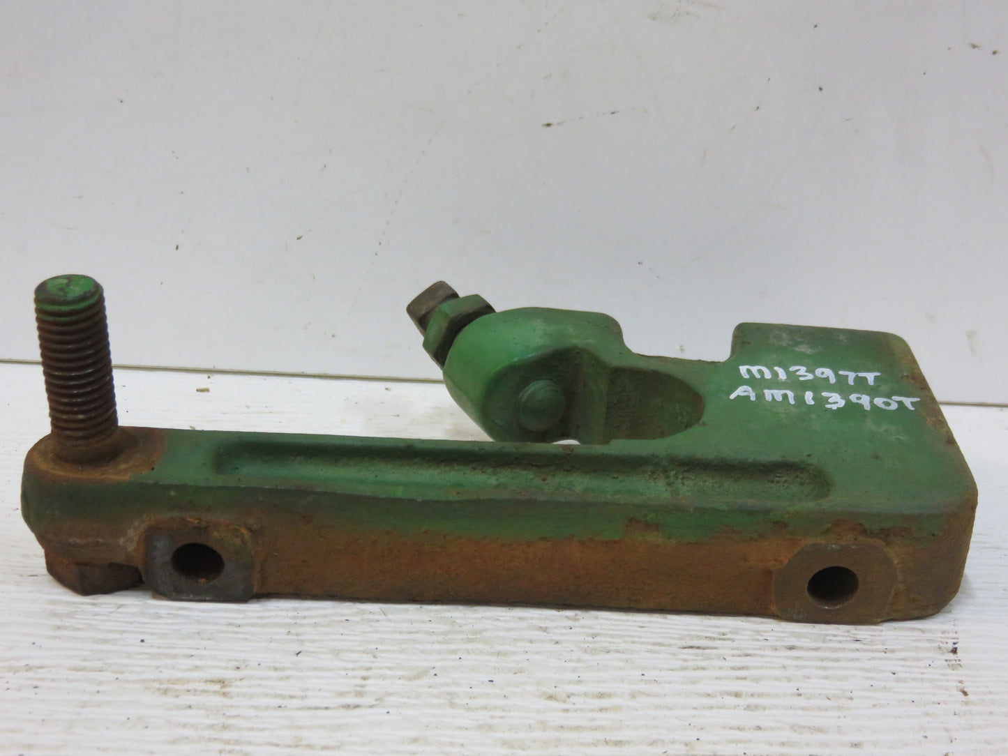 M1397T, AM1390T John Deere Right Implement Attaching Bracket For M, MT, 40, 320, 420, 330