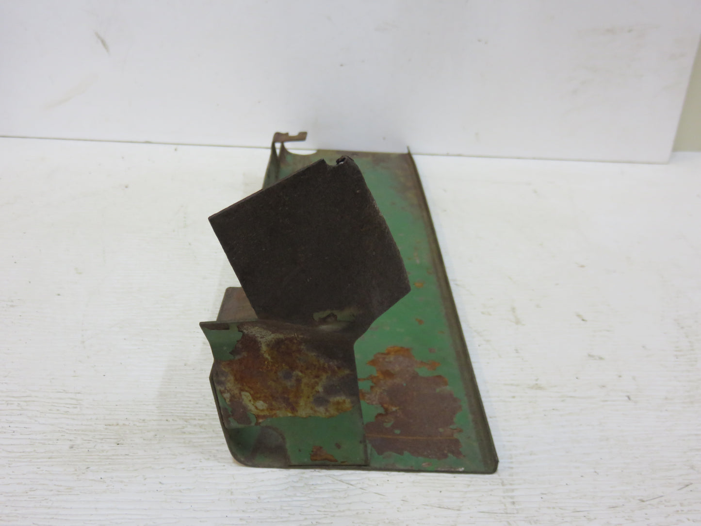 AT15086, AT13486 John Deere Manifold Heat Shield For 1010