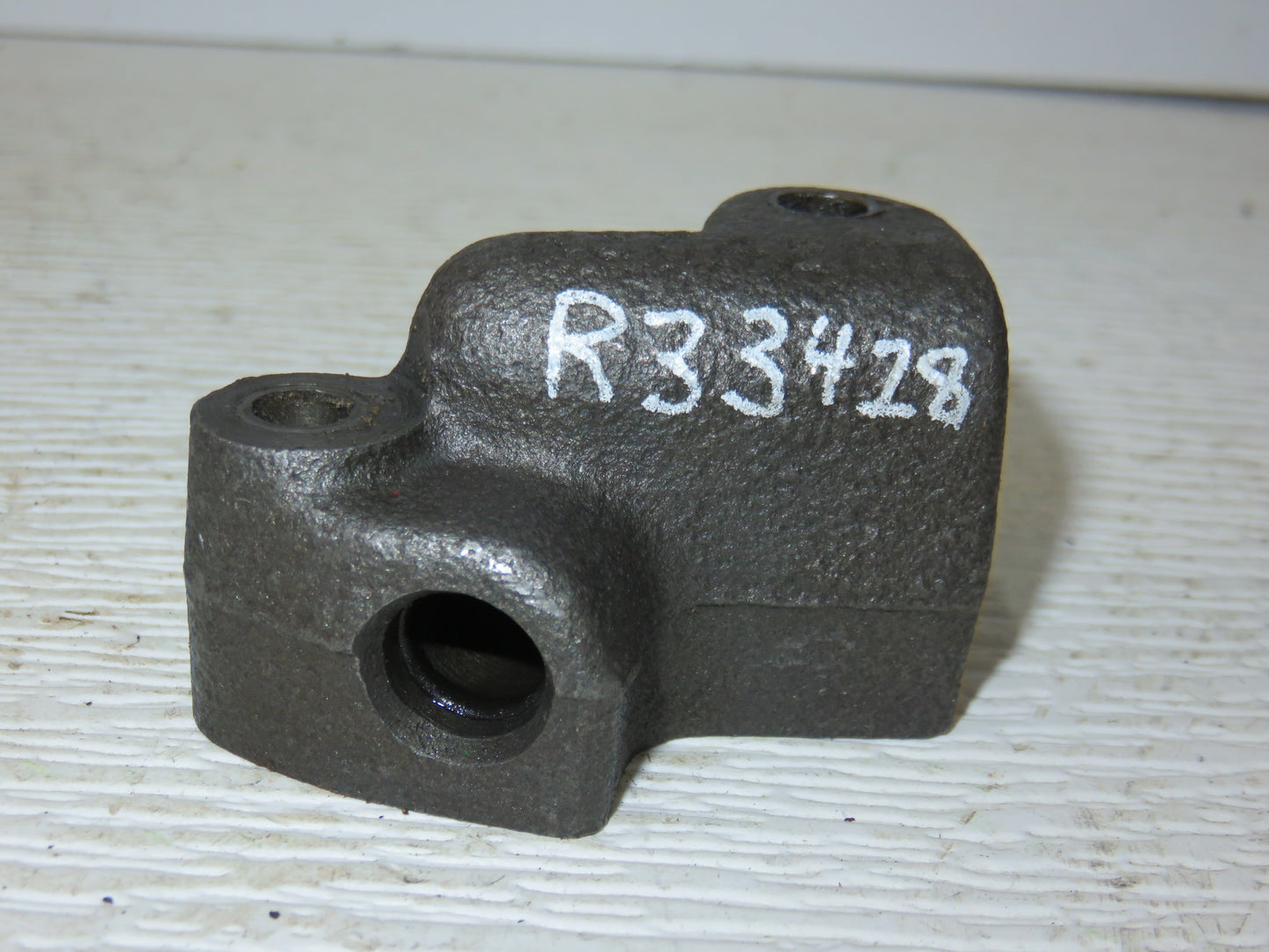 R33428 John Deere Transmission Oil Pump Tube Bracket For Synchro Range 2510, 3020, 4020