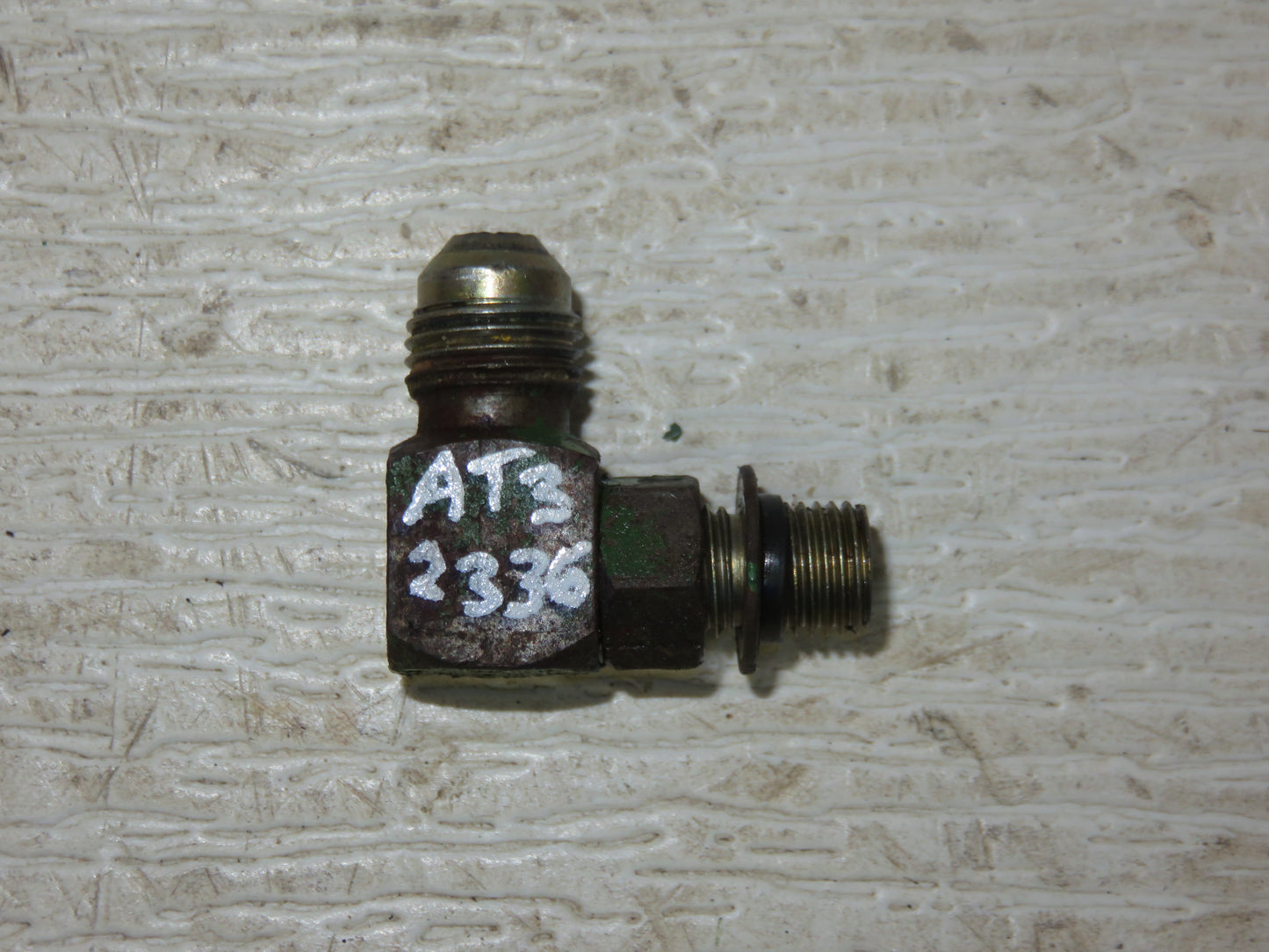 AT32336 John Deere 90 Degree Fitting For 2940, 3020, 4030, 4040, 4240, 4440, 4230, 4350