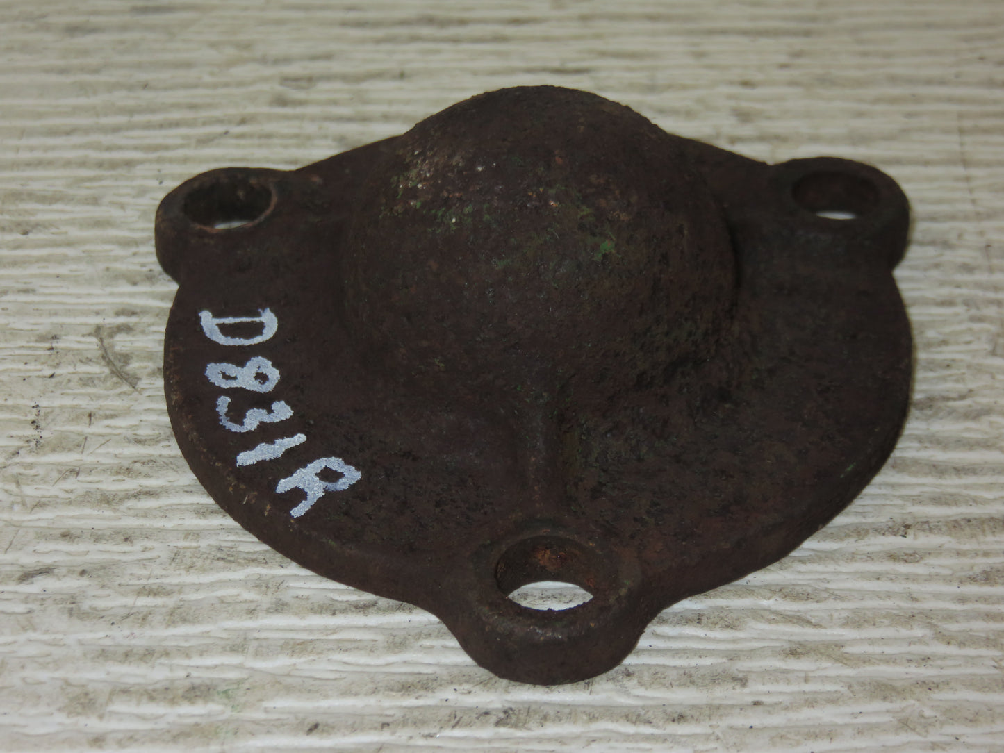 D831R John Deere Left Hand Governor Shaft Bearing Housing Cover For D