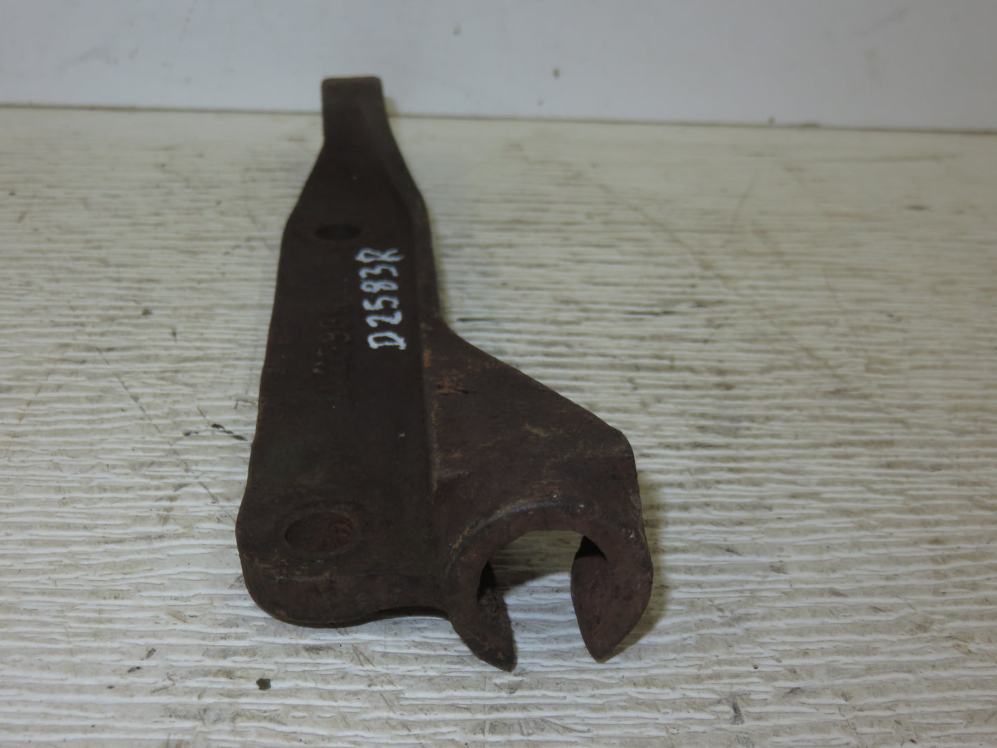 D2583R John Deere Throttle Control Crank Bracket For D