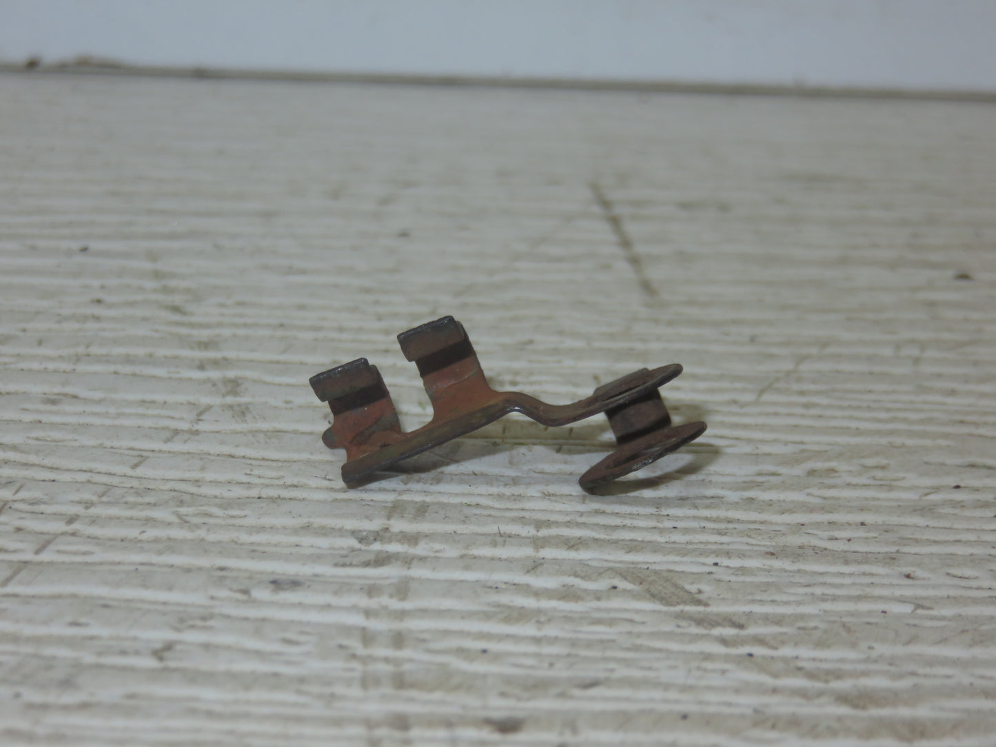 R26524 John Deere Right Hand Clip For 1020, 1520, 1530, 2010, 2020, 2030, 2040, 2240, 2440