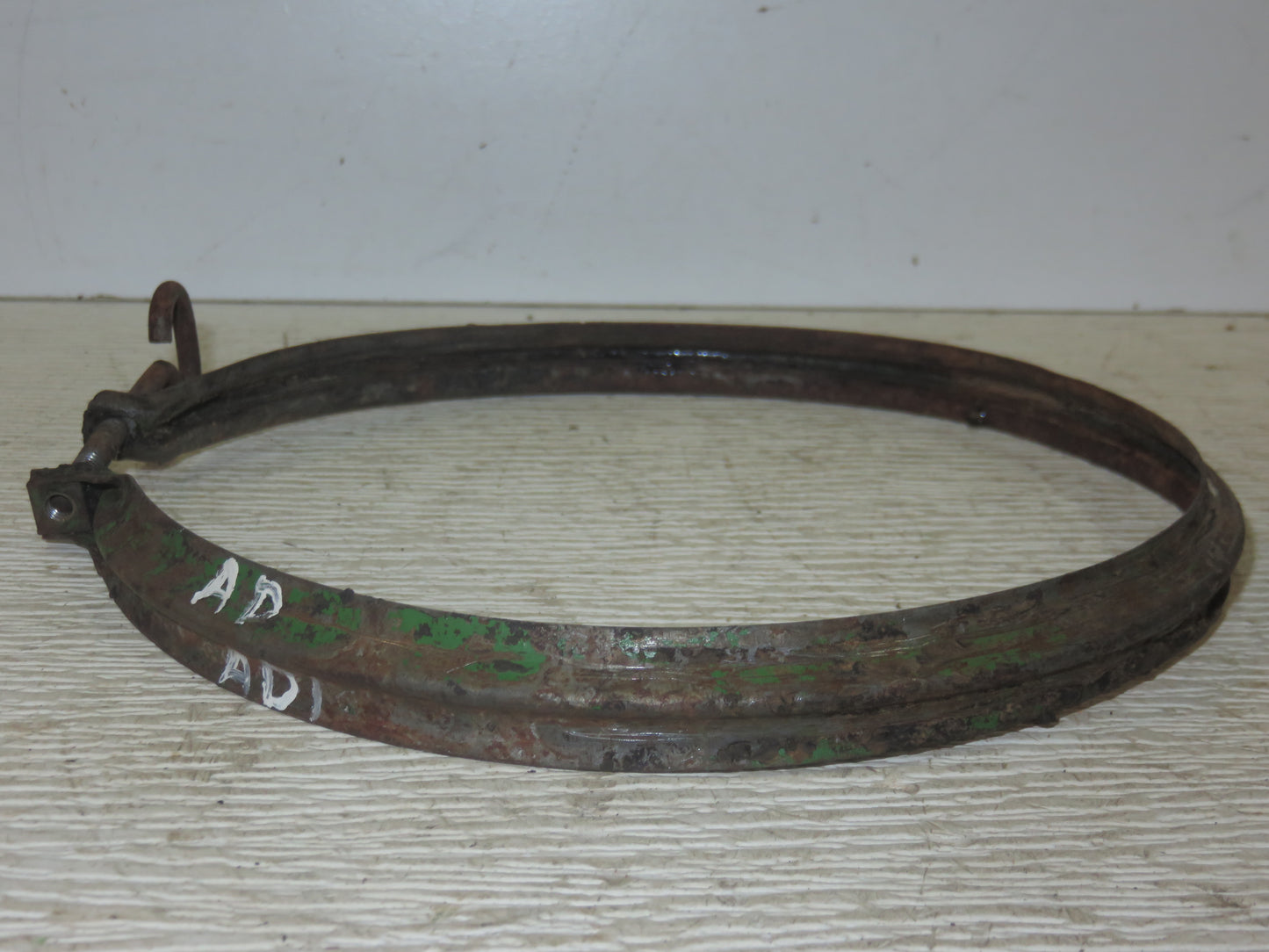 AD1896R John Deere Air Cleaner Oil Bowl Clamp For D, 70, 720, 730