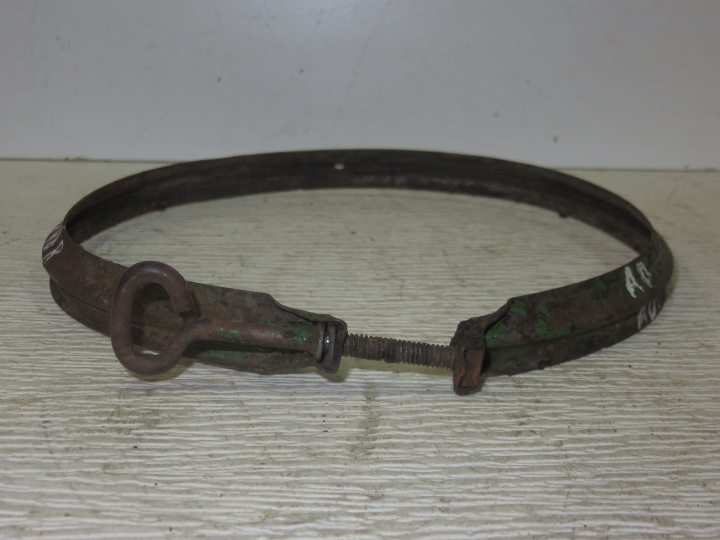 AD1896R John Deere Air Cleaner Oil Bowl Clamp For D, 70, 720, 730