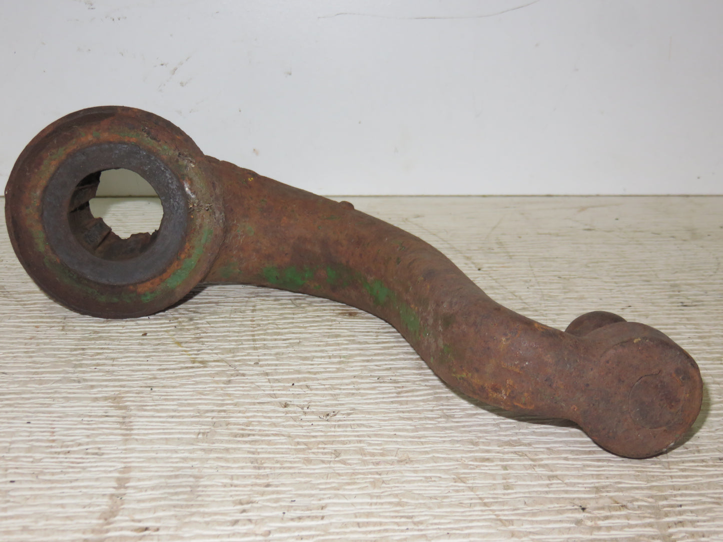 AB4686R, B3246R John Deere Left Hand Ball Up Steering Arm For A, B, G, 50, 60, 70, 520, 620