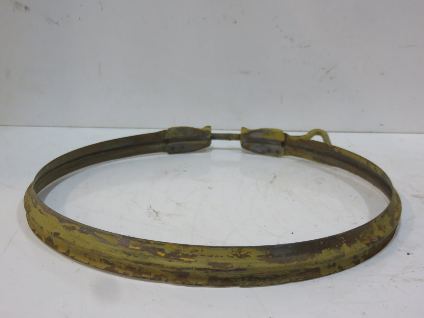 AR1366R John Deere Air Cleaner Oil Bowl Clamp For 80, 820, 830, 840
