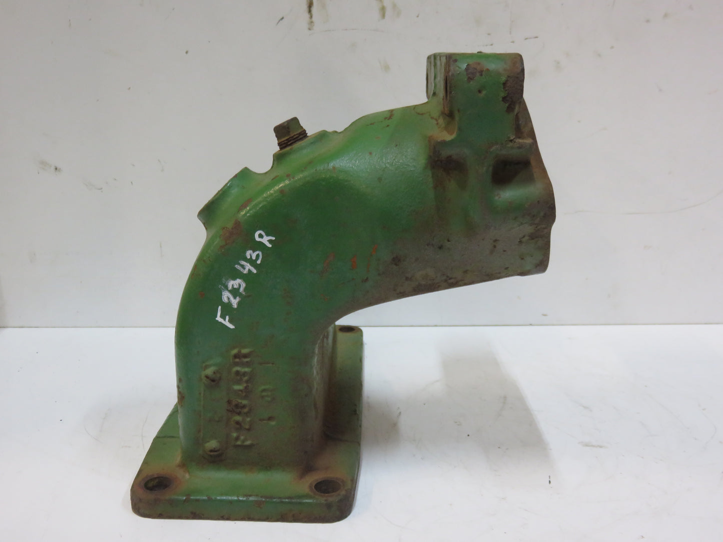F2343R, F1119R John Deere Cylinder Water Outlet For 70