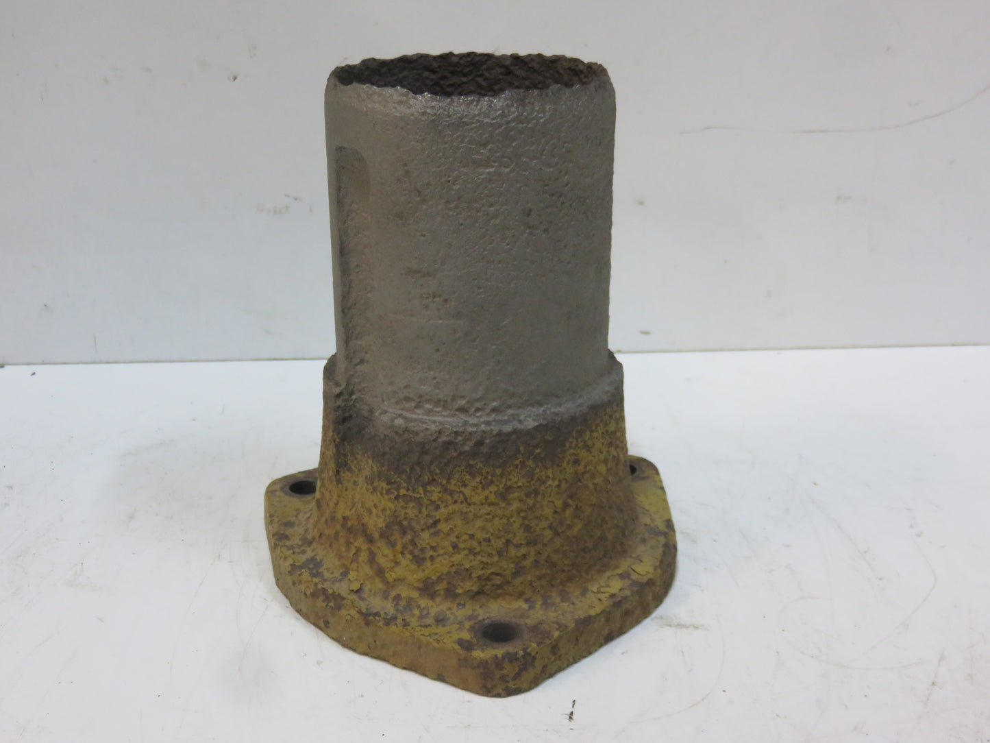 R20114R, R21650R John Deere Silencer Muffler Adapter Support For 80, 820, 830