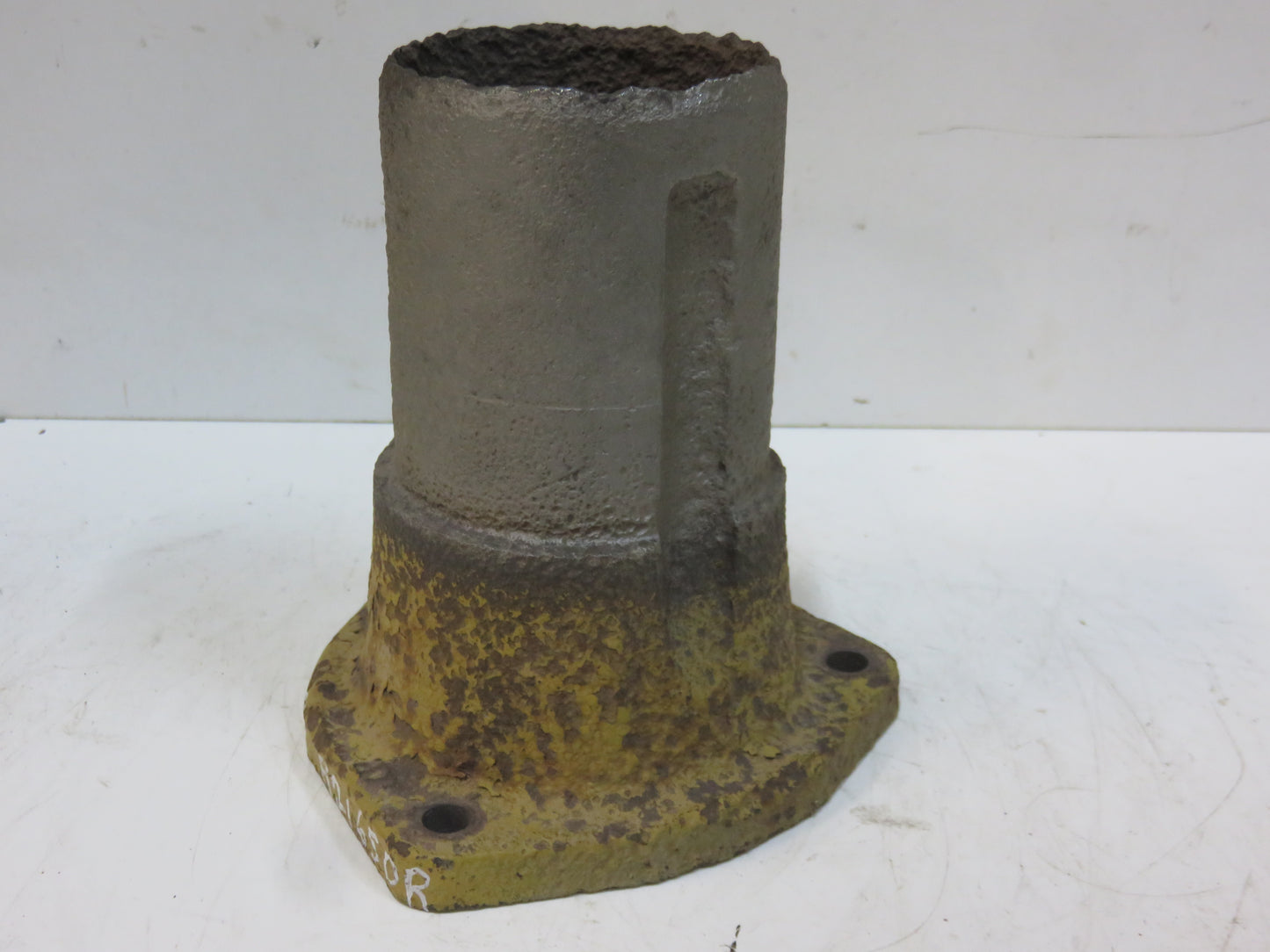 R20114R, R21650R John Deere Silencer Muffler Adapter Support For 80, 820, 830