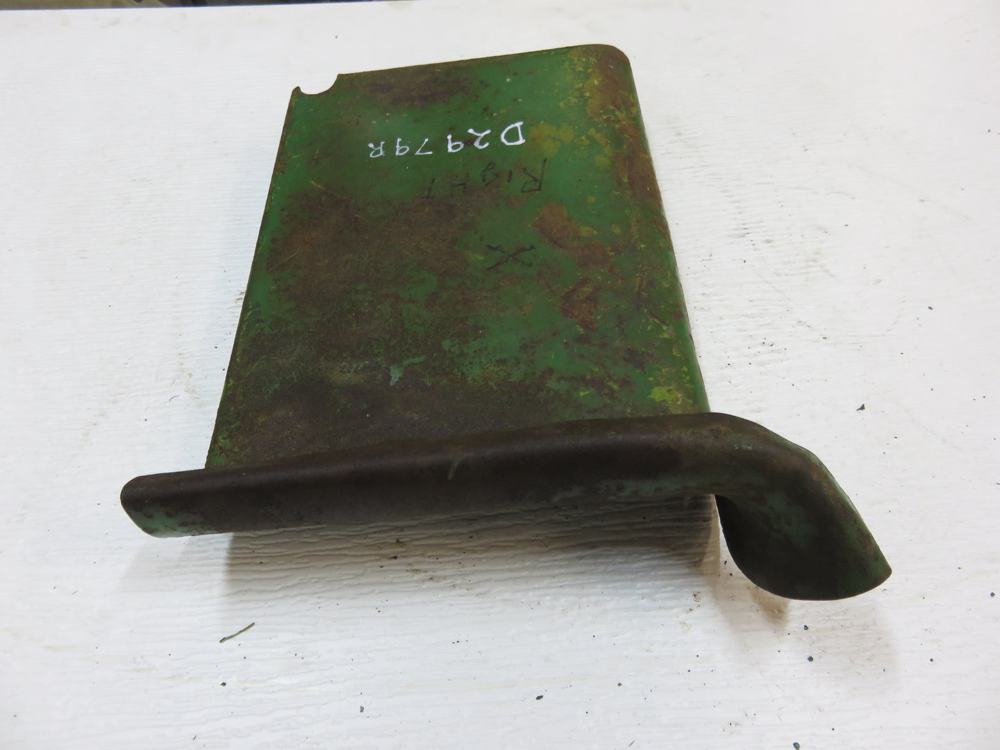 D2979R John Deere Right Hand Front Dust Shield For D