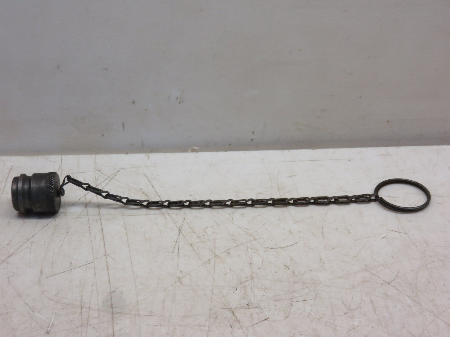 AF3001R John Deere Dust Plug With Chain For 80, 520, 620, 720, 820, 530, 630, 730, 830