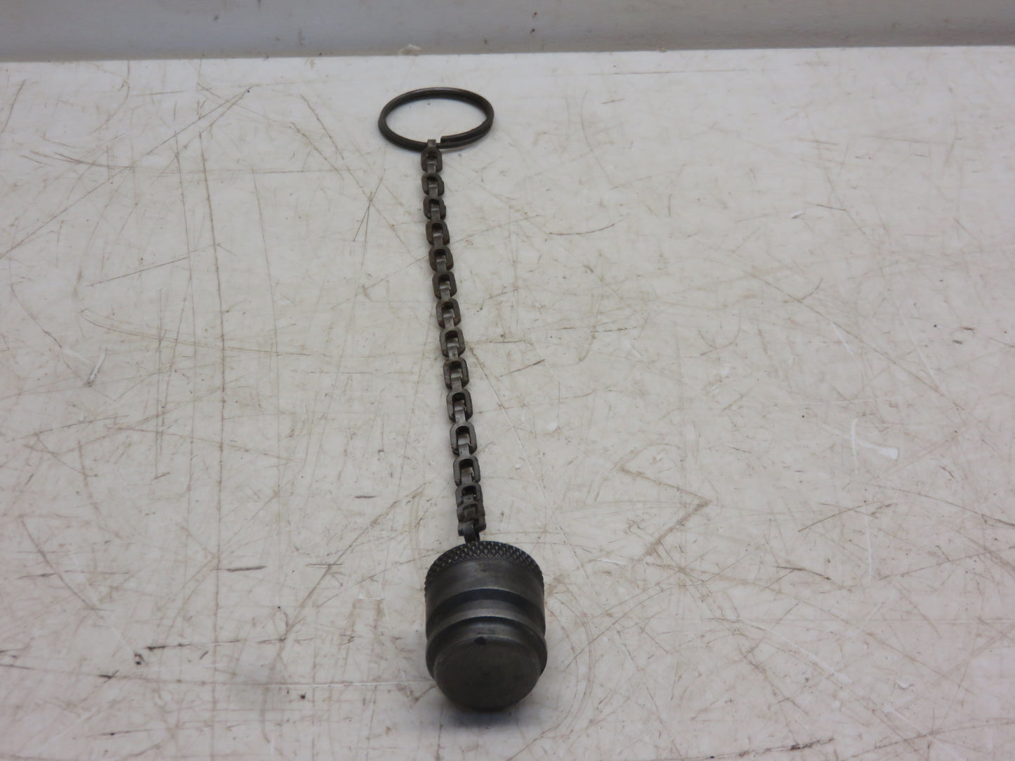 AF3001R John Deere Dust Plug With Chain For 80, 520, 620, 720, 820, 530, 630, 730, 830