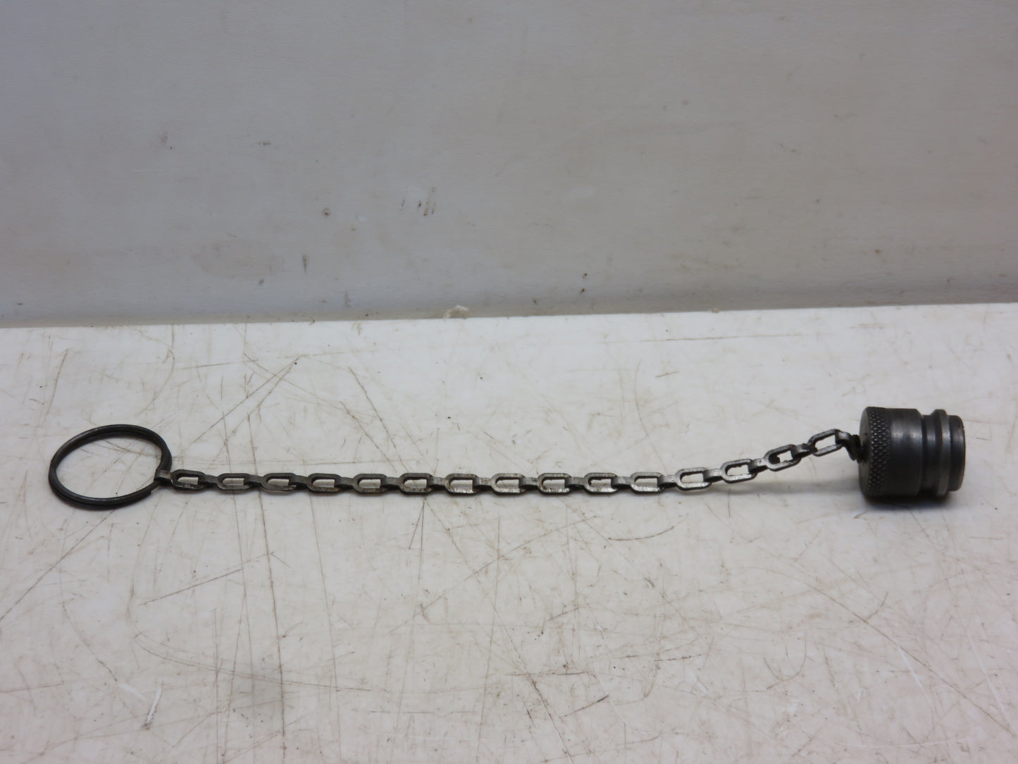AF3001R John Deere Dust Plug With Chain For 80, 520, 620, 720, 820, 530, 630, 730, 830