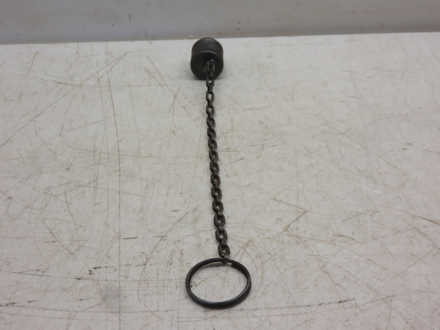 AF3001R John Deere Dust Plug With Chain For 80, 520, 620, 720, 820, 530, 630, 730, 830