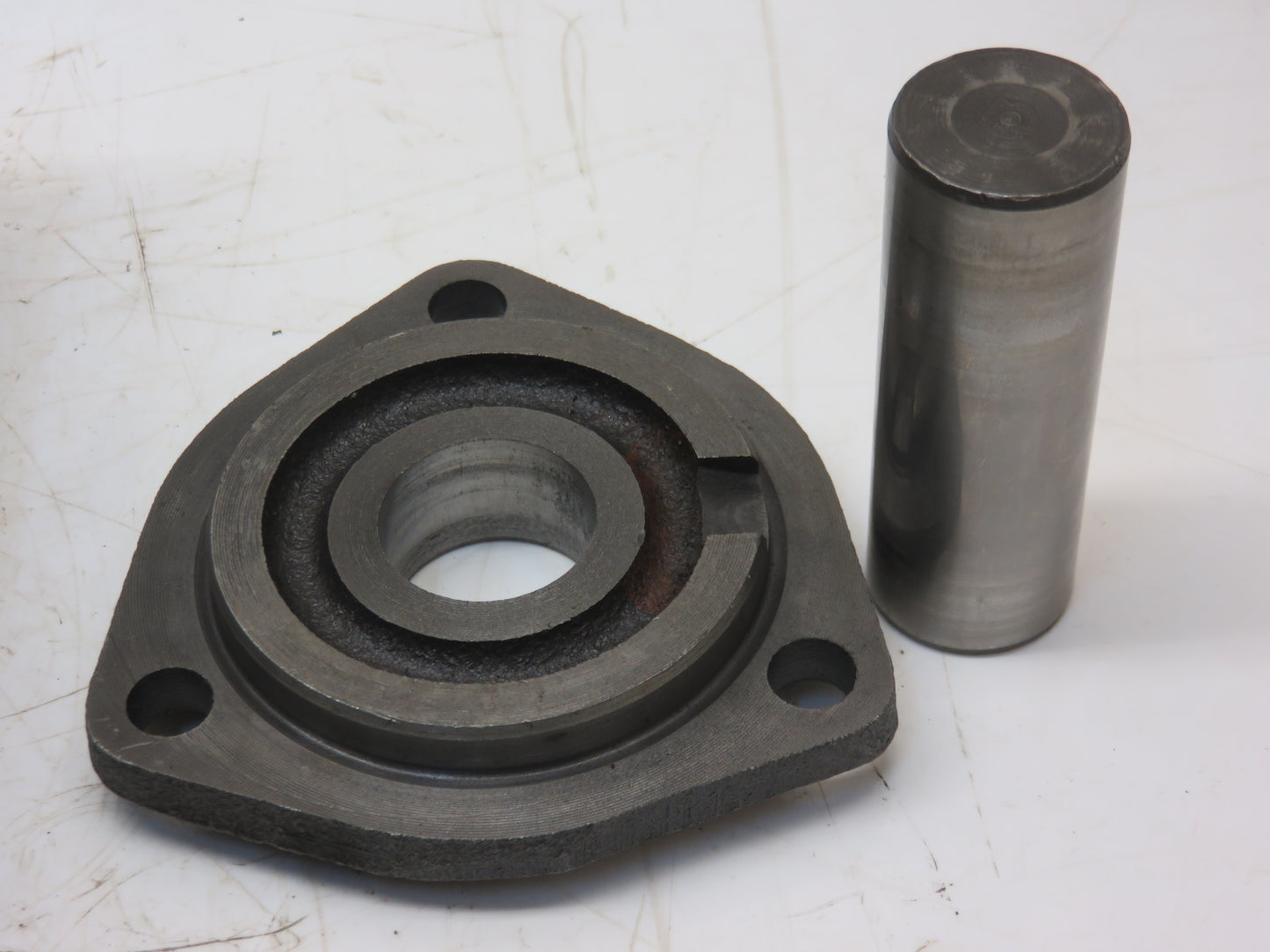 AR26925, R26817 John Deere Countershaft Bearing Retainer For 4010