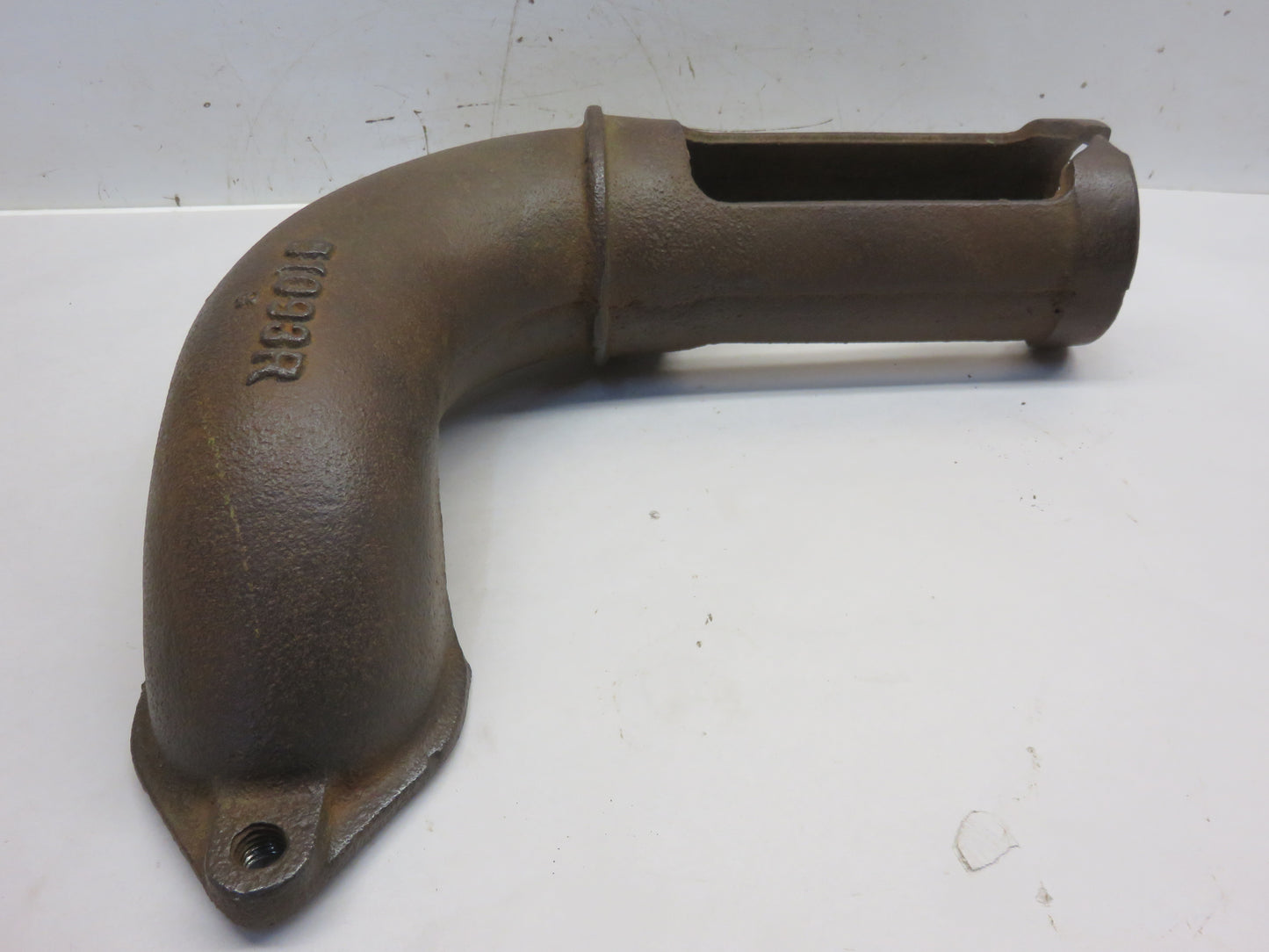 D1093R John Deere Vertical Air Cleaner Elbow For D
