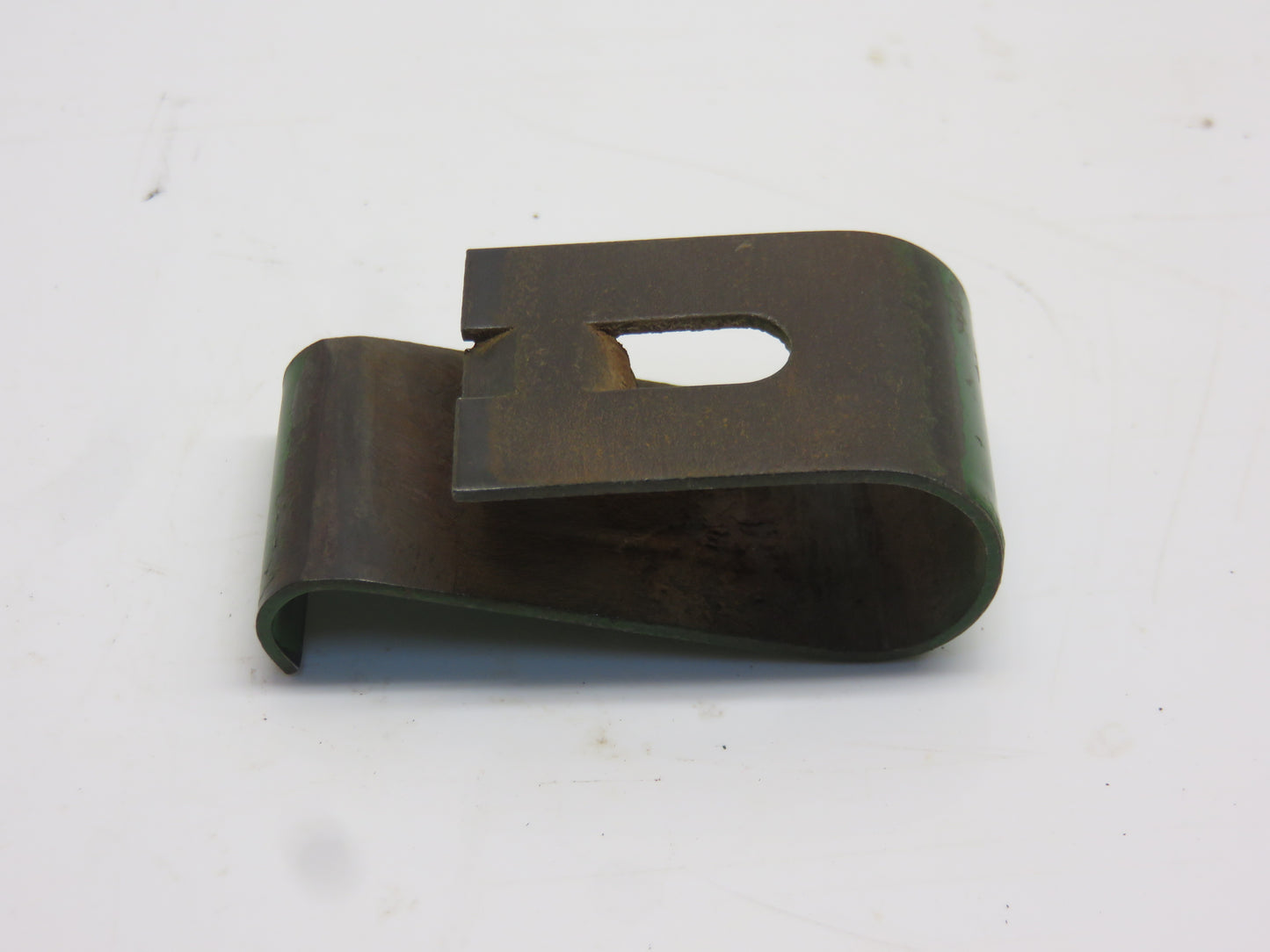 R26694 John Deere Front Side Panel Clip For 2510, 2520, 3010, 3020, 4000, 4010, 4020, 4320