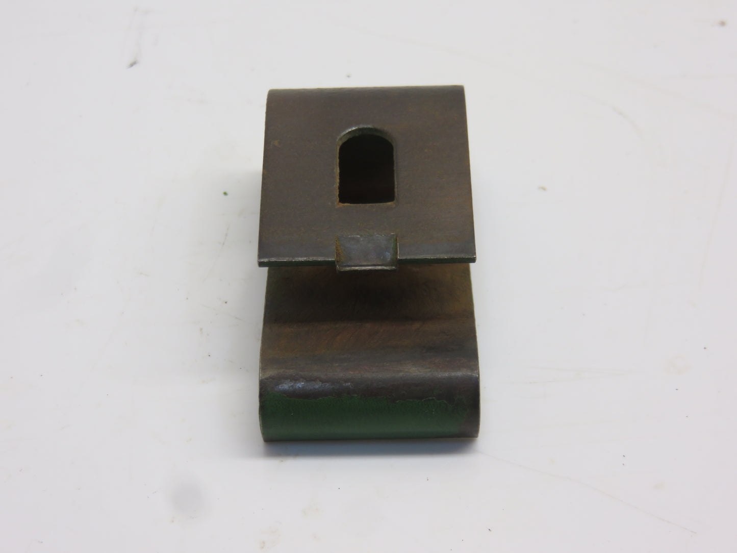R26694 John Deere Front Side Panel Clip For 2510, 2520, 3010, 3020, 4000, 4010, 4020, 4320