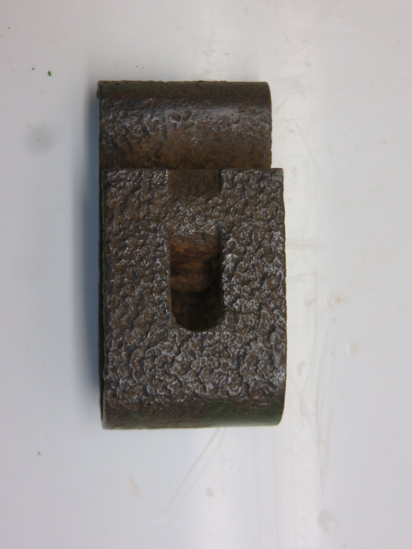 R26694 John Deere Front Side Panel Clip For 2510, 2520, 3010, 3020, 4000, 4010, 4020, 4320